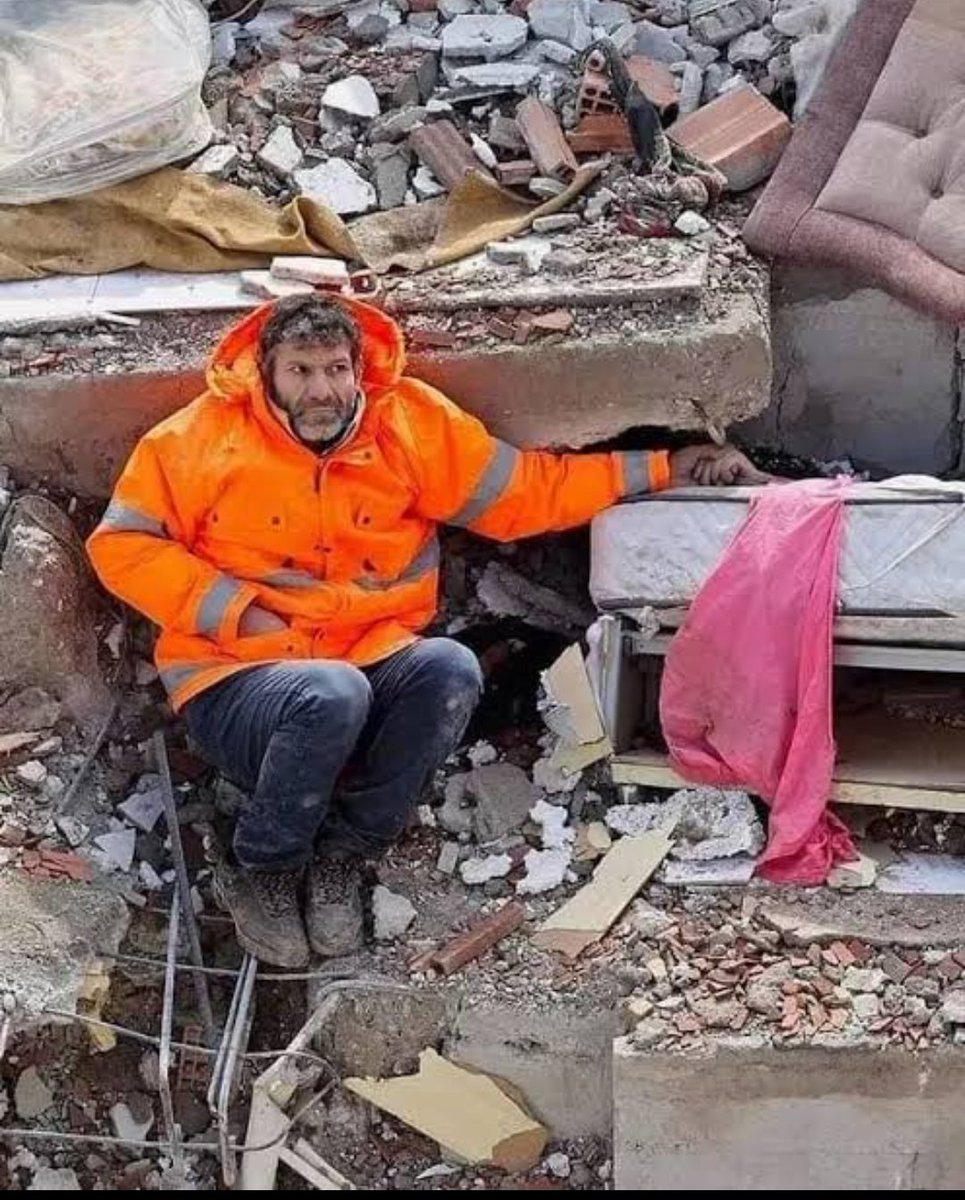 Diyarbakır'da yapılan rezilliği , provakasyonlari önleyemeyen , güvenliği sağlayamayan kurumlar Bursa ' da da aynı tutumda . Futbol bu değil. Her iki tribünde açılanlar kabul edilemez.  Bursaspor ' a başarılar , depremin acısı hala içimizde sağduyu lütfen !!!