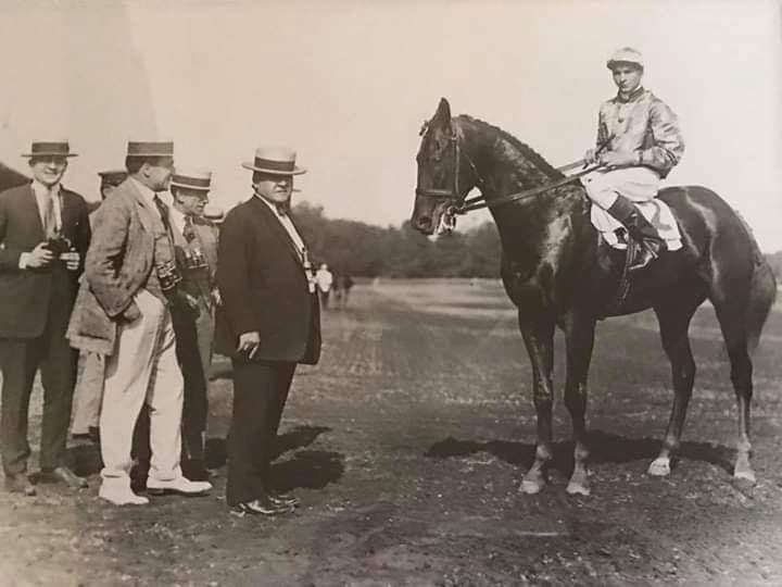 HORSERACING1002's tweet photo. MORVICH 🇺🇸 1919
(RUNNYMEDE - HYMIR BY DR LEGGO)#Morvich
B Adolph B Strekles( USA) Abr 23 1919
O Benjamin Block
T Fred Borlew
16-12-2-1--$172,909 
1921 Champion 2yo Colt 
Kentucky Derby , Hopeful S, Saratoga Special S, United States Hotel H, Eastern Shore S, Greenfield Selling S https://t.co/vLTrALOz50