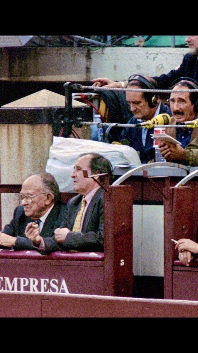 ManoloMoles's tweet photo. Yo narrando desde la barrera de las @LasVentas en Madrid la corrida con mi técnico a mi lado. Y abajo tengo nada más y nada menos que a Carrillo. Sus ideas no eran muy agradables, pero sí me gusta que la fiesta de toros sea abierta para todos se lo merezcan o no. Allá ellos. https://t.co/zKt5RkNf6c