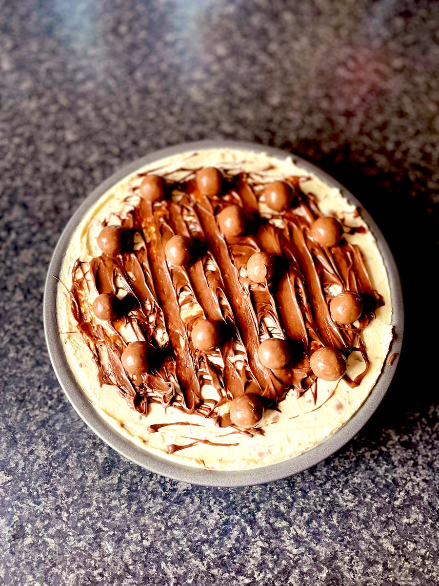floasis82's tweet photo. #SundayMotivation @MaltesersUK cheesecake 🤗 https://t.co/rbRhFTJPw4