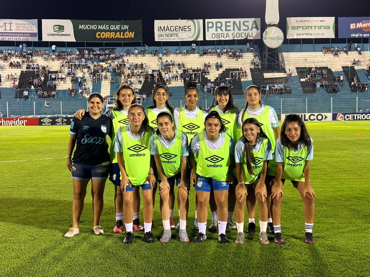 luchomanso's tweet photo. Por el 8 de marzo, #AtleticoTuc le dió la posibilidad a las chicas del fútbol femenino del club que sean alcanzapelotas en el partido ante Banfield. 
Gran iniciativa de @ATOficial 👏

📷 @fedeacardi https://t.co/4Sk0SmoEpB