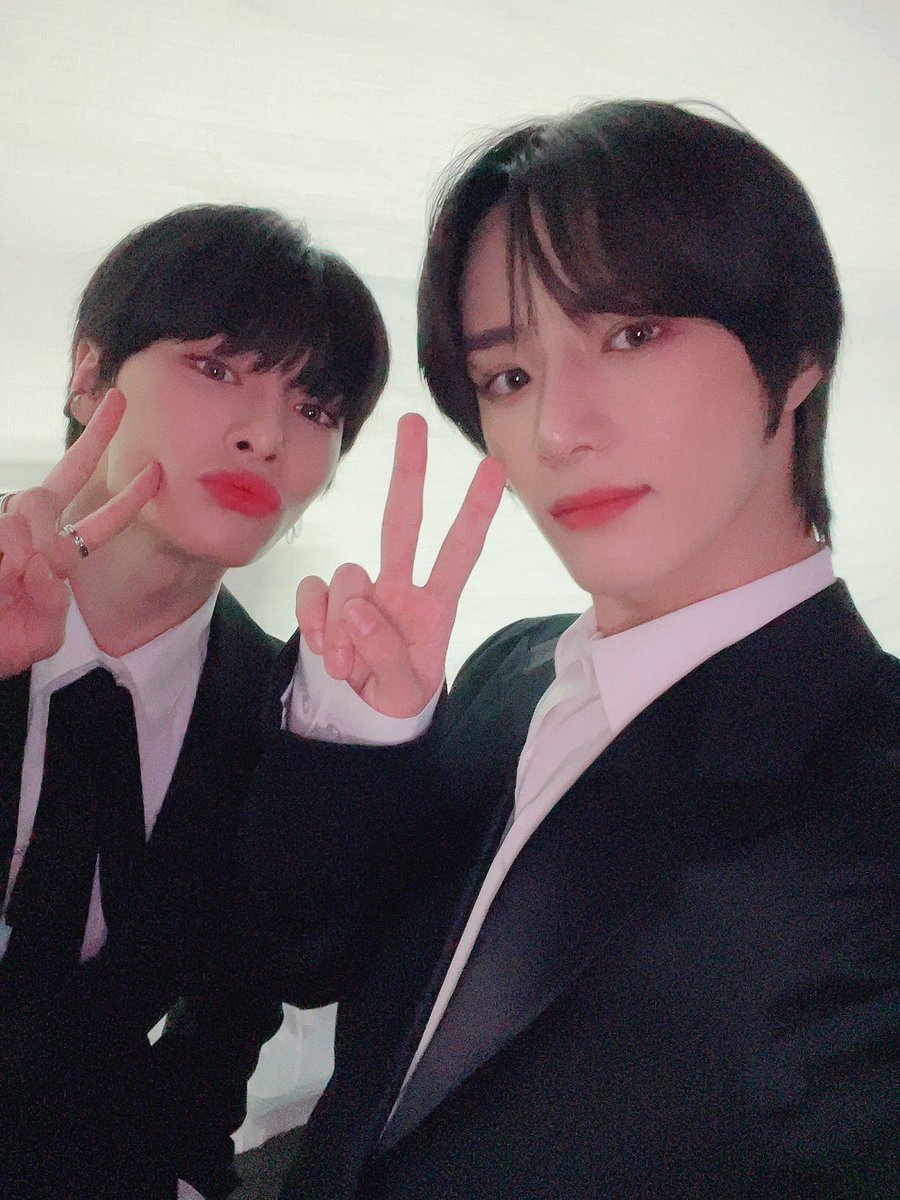 peachyniellie's tweet photo. everyone from eez gc having a selca with each other except JEONGIN AND HEESEUNG https://t.co/5h4ShB3e2T