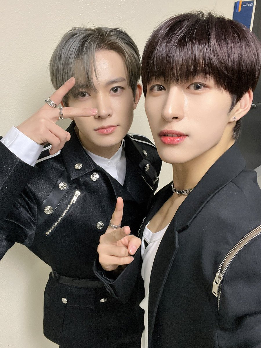peachyniellie's tweet photo. everyone from eez gc having a selca with each other except JEONGIN AND HEESEUNG https://t.co/5h4ShB3e2T