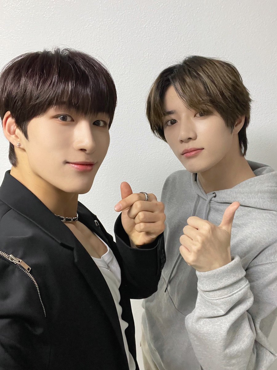 peachyniellie's tweet photo. everyone from eez gc having a selca with each other except JEONGIN AND HEESEUNG https://t.co/5h4ShB3e2T