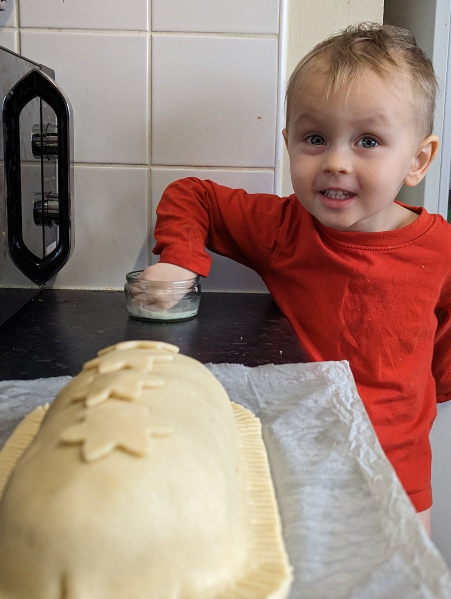 SeanCamWil's tweet photo. Sundays are for @BOSHTV mushroom Wellingtons, tiny helpers needed #VeganFood #SundayRoast #TinyHelper https://t.co/ZNpApG14wh