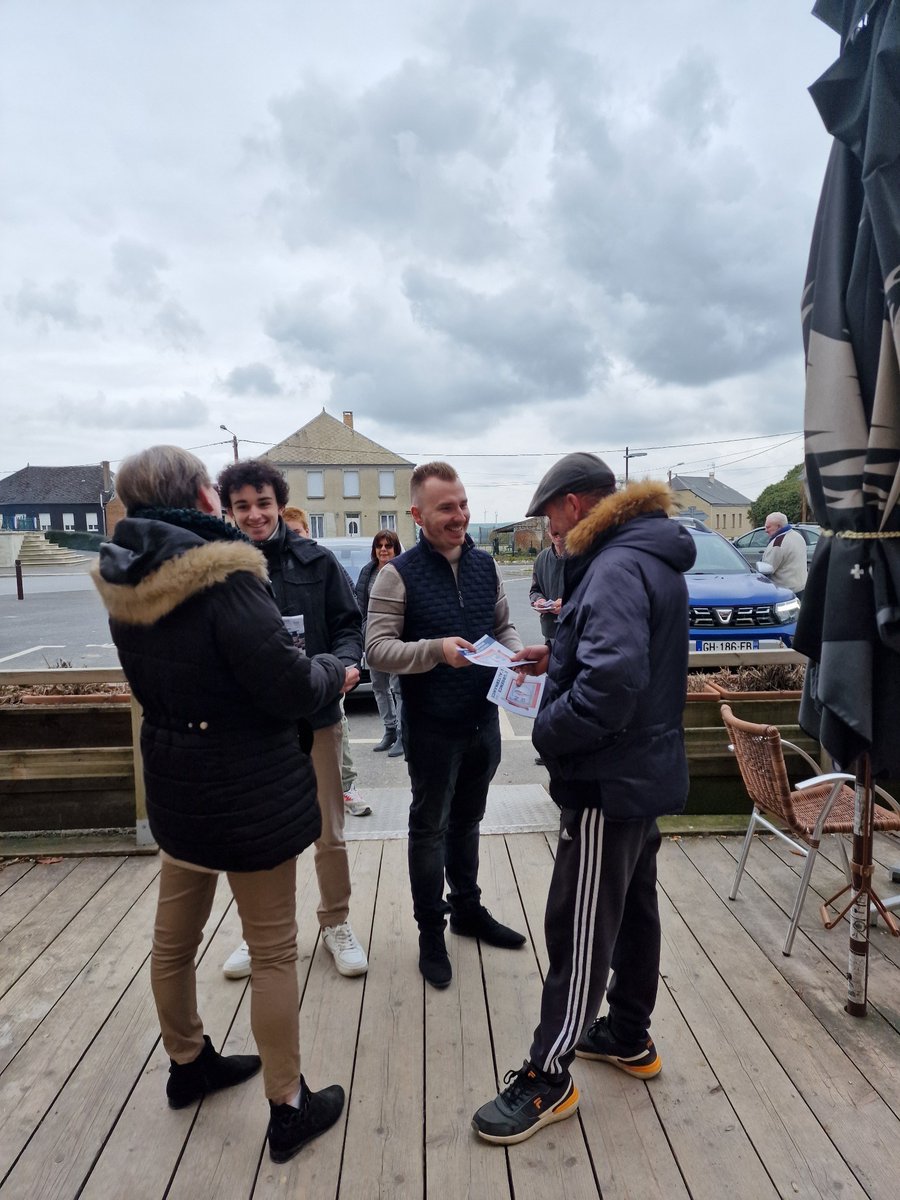 RN_Ardennes's tweet photo. Ce dimanche une partie de notre équipe est parti dans nos villages ardennais afin de procéder au tractage.
Bravo à vous tous pour votre dynamisme.
#RN08 #rnj08 #RN https://t.co/IMsuJz7miH