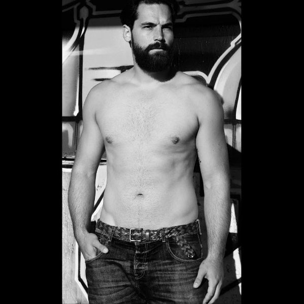 BarbasYPeletes's tweet photo. Cristian Paris, modelo XL, cosa que no entiendo, porque dígame usté por qué es calificado como curvy. #Barbas #Buenorrismo https://t.co/lxMSof7ZBV
