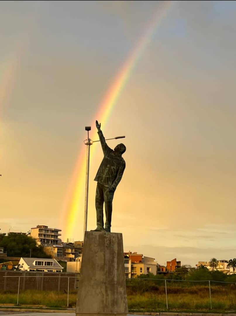 MariaesPueblo's tweet photo. CHÁVEZ el mejor homenaje hoy, es la defensa d su legado: la CRBV así como responder al clamor d millones d desposeídos, humillados, excluidos e indignados d siempre por las minorías predadores. No es con el 1% q concentra el 87% d dinero mundial como haremos Patria. 
Toca luchar! https://t.co/lAYw3q0vfY