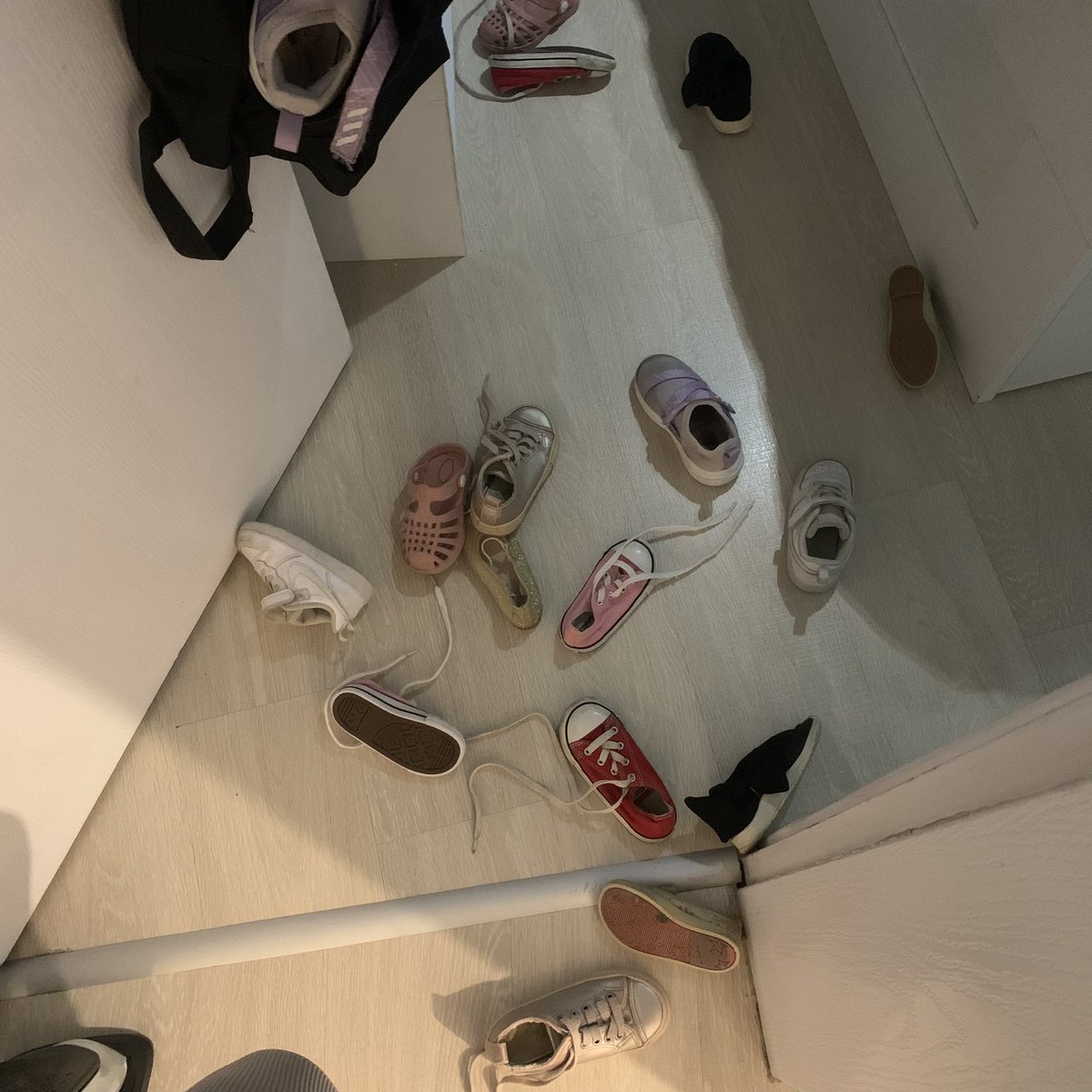 iremkinik_'s tweet photo. Hiç bir ayakkabı bulamamış kendine uygun 🤦🏻‍♀️ #mirel  anasının kızı denilebilir 😁 https://t.co/gvwlt2WXxh