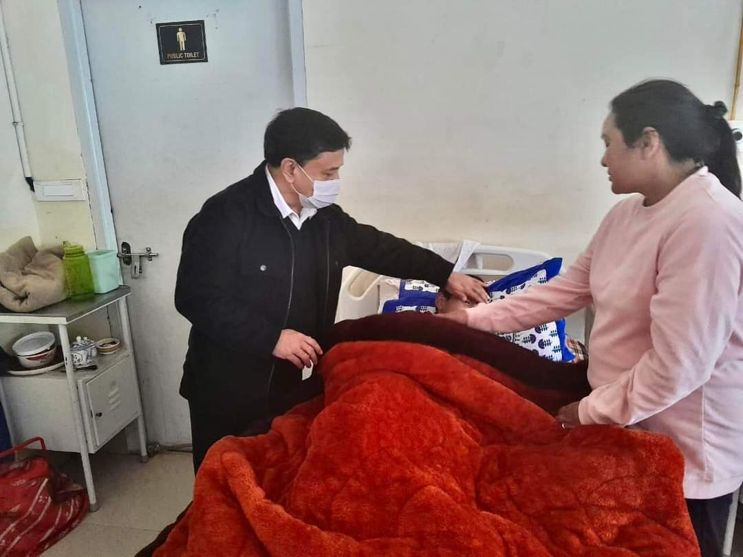 25UpperTadong's tweet photo. Visiting the sick is one of the clearest signs of such mutual love, mercy and empathy. Indeed, it  shows how loveable heart our Dear HMLA Sir @gtdhungel Sir has. Really blessed are "WE" to have a leader like him in our Constituency.       ❤️❤️❤️❤️❤️ https://t.co/5oqfFMyqAo