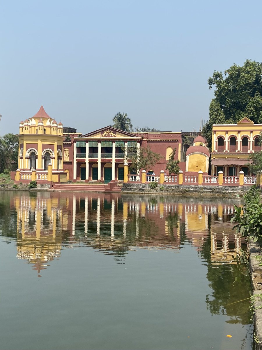 SangeetKothari's tweet photo. Lately my love for #streetphotography has grown from lives & frames on the sidewalks, to built #heritage, their interiors & accents, spaces within & communities around them. Inspired by âlikesâ on last tweet, starting a #photothread on concrete beauties. #Burdawan #Bengal
1/n https://t.co/3fj5WJqSQS