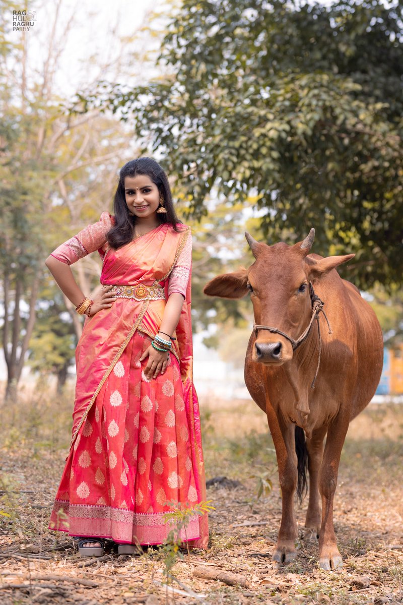 sivaangi_k's tweet photo. Converted Amma’s saree into a halfsaree😌 
Hair @ArupreA 
Makeup Yours truly🙈
#CookWithComali4 #sivaangi https://t.co/tDqsAjferO