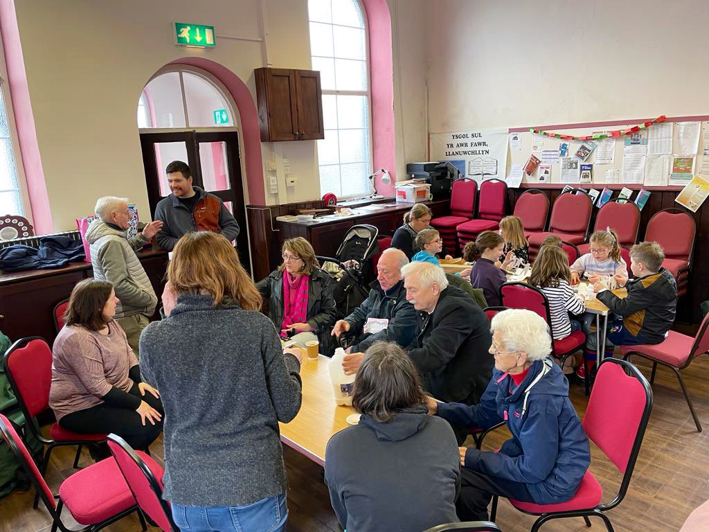 EglwysiLlanRhos's tweet photo. Bore llawn bwrlwm yn yr Ysgol Sul heddiw! Brecwast i bawb i gychwyn, ac yna’r Oedolion yn trafod rhai agweddau o fywyd a dysgeithiaeth Dewi Sant, a’r plant yn cael hanes a chrefft yn seiliedig ar y Swper Olaf! Diolch bawb! #YsgolSul #Mwynhau #Bendith https://t.co/QZXOvqTEd9