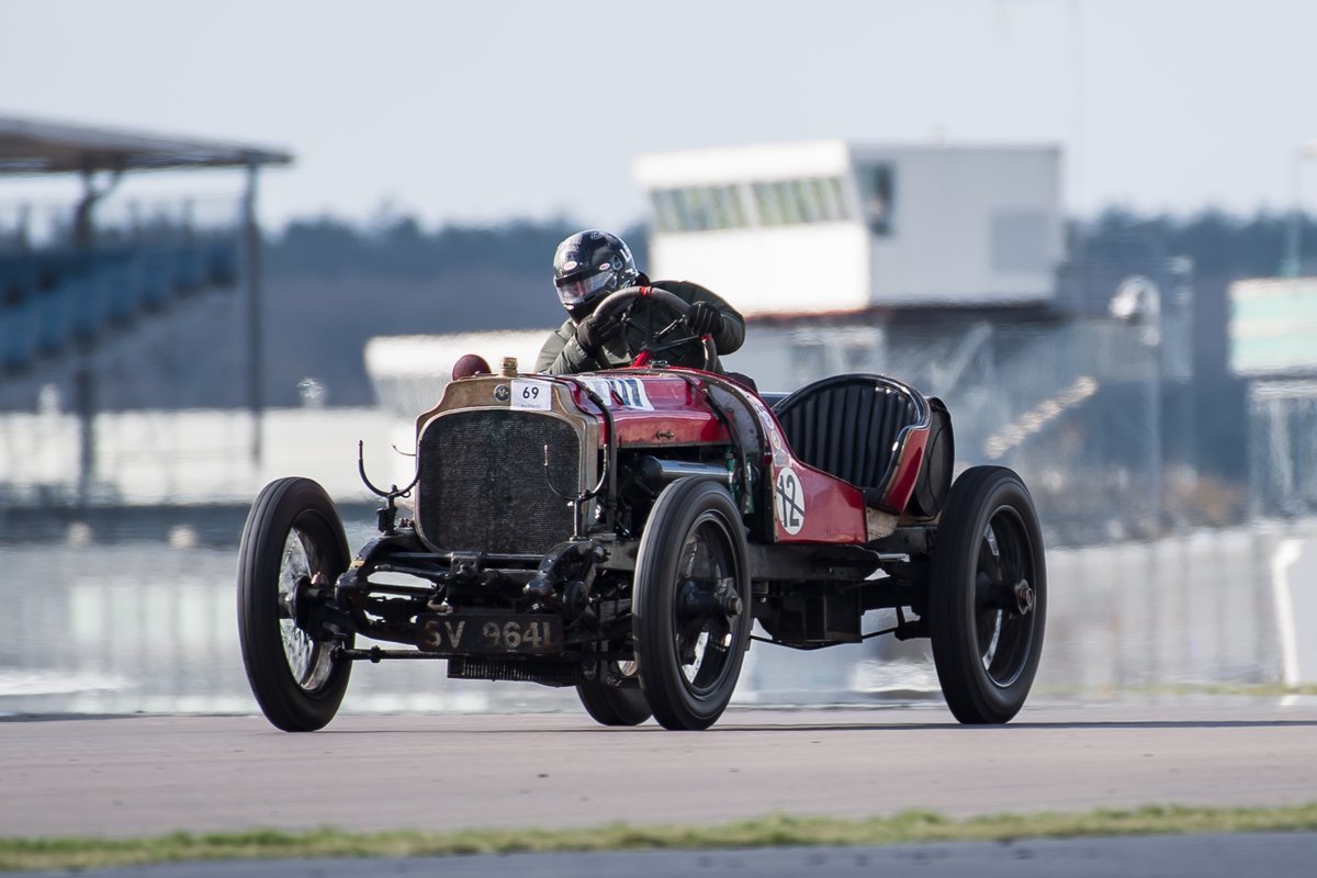 Transmission001's tweet image. From a 1913 Vauxhall Viper to a lumbering Zafira; and from the beautiful #GT40 recreation to BMW&apos;s beast of the &apos;Batmobile&apos;: There was something for everyone at Silverstone for the #VSCC&apos;s #PomeroyTrophy: Here&apos;s a link to our report

transmission-one.com/motorsport/his…

Images: @SteveHindle
