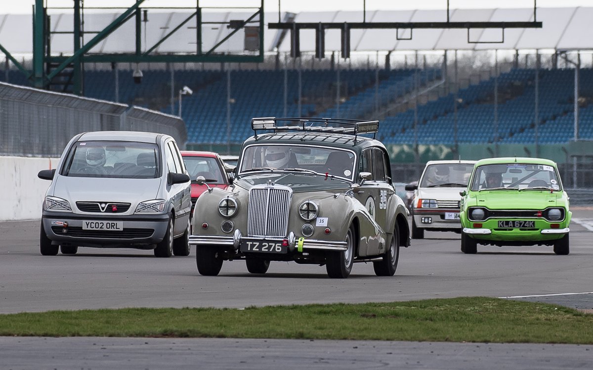 Transmission001's tweet image. From a 1913 Vauxhall Viper to a lumbering Zafira; and from the beautiful #GT40 recreation to BMW&apos;s beast of the &apos;Batmobile&apos;: There was something for everyone at Silverstone for the #VSCC&apos;s #PomeroyTrophy: Here&apos;s a link to our report

transmission-one.com/motorsport/his…

Images: @SteveHindle