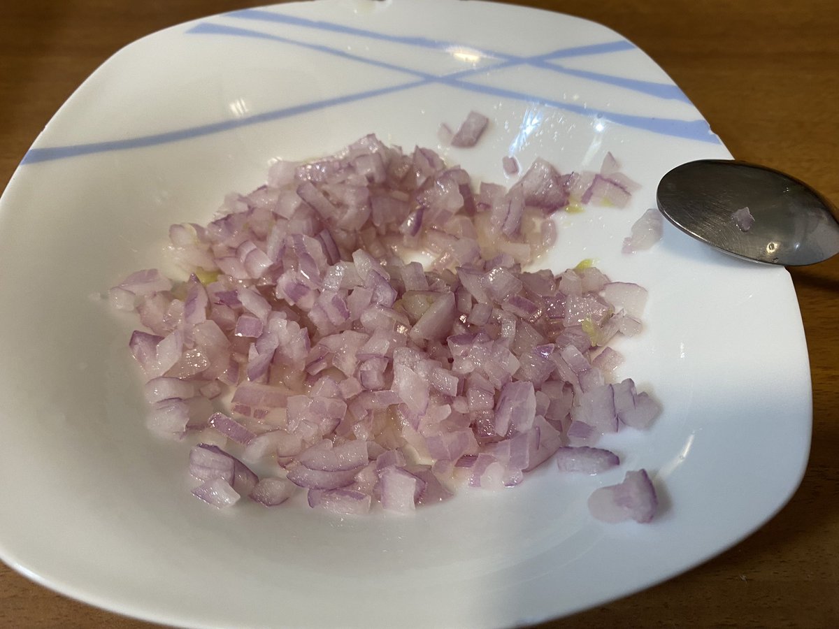 cuinadiscreta's tweet photo. I estem provant de fer “moniatomole”, guacamole amb base de moniato enlloc d’alvocat.

El moniato bullit i xafat, la ceba tallada petitona i marinada en llimona un tomàquet tallat petit i un sac d’espècies!

Inspirat en @elcuinerdelgat ! https://t.co/2N0abIpVW1