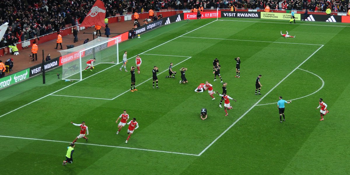 Odegaard atirado no chão, Ben White zoando o Neto, Gabriel Magalhães ajoelhado, Jorginho invadindo o gramado, Martinelli pegando a bola pra dar uma bicuda, Saliba correndo pra bandeirinha de escanteio... E os jogadores do Bournemouth devastados.

Futebol.