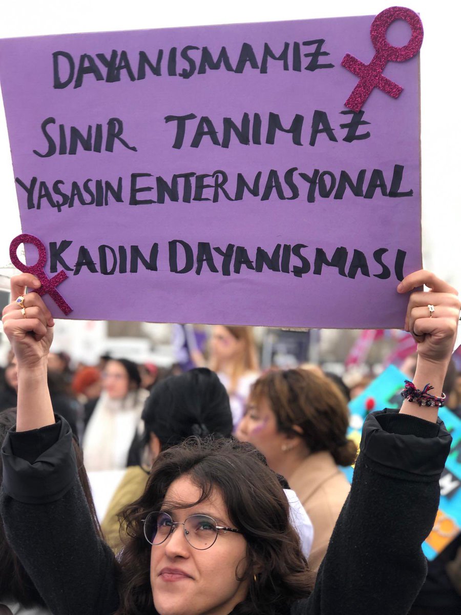 Tipli_Kadinlar's tweet photo. Jin Jiyan Azadi ! 
Kadın , Yaşam, Özgürlük ! 

Saray rejimine karşı kız kardeşlik kazanacak ! Bu karanlıktan birlikte çıkacağız ! 

Yaşasın 8 Mart! Yaşasın Kadın Dayanışması! #ElimElinde https://t.co/LijEZxCYiu