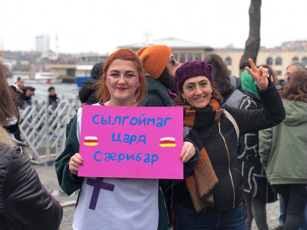 Tipli_Kadinlar's tweet photo. Jin Jiyan Azadi ! 
Kadın , Yaşam, Özgürlük ! 

Saray rejimine karşı kız kardeşlik kazanacak ! Bu karanlıktan birlikte çıkacağız ! 

Yaşasın 8 Mart! Yaşasın Kadın Dayanışması! #ElimElinde https://t.co/LijEZxCYiu