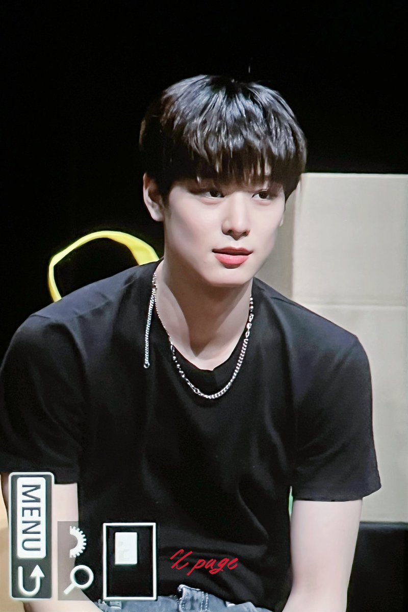 주연이는 몸매가 짱이어서 그냥 기본티입은게 젤 잘생겼어.....🖤