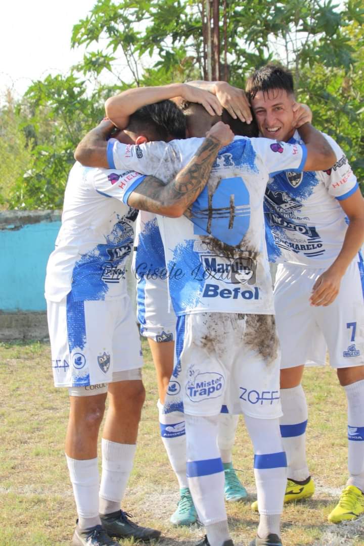 ¡𝙏𝙍𝙀𝙎 𝘼𝙇 𝙃𝙄𝙇𝙊!

#Midland le ganó 2 a 1 a #VictorianoArenas y alcanzó el tercer triunfo consecutivo.
Si bien arrancó perdiendo, tuvo el caracter para dar vuelta la historia con goles de Gonzalo Vivanco y Sebastián Martinez.

📷Gisele Loza / Prensa Midland