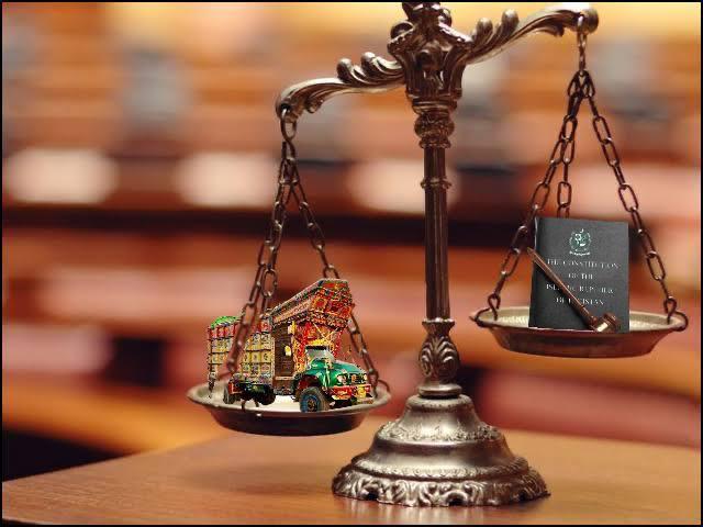 Atifrauf79's tweet image. کیا اس ملک میں عام آدمی کیلیے نظام عدل الگ ہے اور ٹرکوں کے منہ کھولنے والوں کیلیے الگ؟ اس قومی مجرم کو کب تک آئین پیروں تلے روند کر تحفظ فراہم کیا جاتا رہے گا بہت ہوگیا لاڈلے کو نوازنے اور #ٹرک_دو_ضمانت_لو کا سلسلہ اب بند ہونا چاہیے