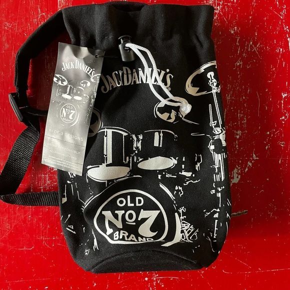 Michelle_NKOTB's tweet photo. So good I had to share! Check out all the items I'm loving on @Poshmarkapp from @Back2BLLC @kentennthrifts #poshmark #fashion #style #shopmycloset #back2basics #jackdaniels #boc: https://t.co/Pcnjgpb4pI https://t.co/UWDoF5WZWI