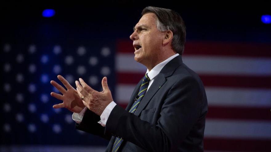pablojofreleal's tweet photo. #Silencio
#QueTeCalles
Bolsonaro, furioso por el atraque de buques iraníes en Brasil, declaró que si fuera jefe del Gobierno, no lo permitiría. En Estados Unidos en el Foro anual derechista el ultraderechista arremetió contra LULA. Pero...lo positivo? ya no es presidente https://t.co/dQTQVrNnFd