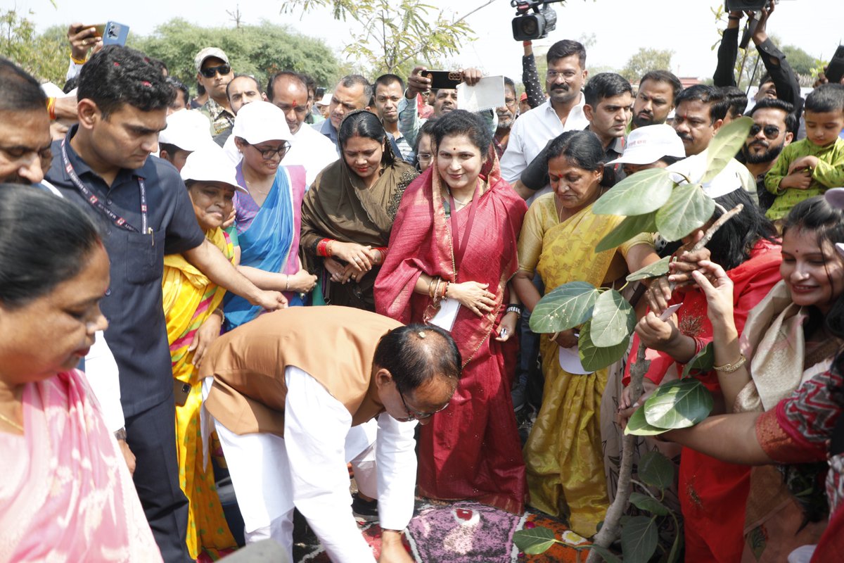 KrishnaGaurBJP's tweet photo. माननीय मुख्यमंत्री श्री @ChouhanShivraj जी के जन्मदिन के अवसर पर उनके साथ गोविंदपुरा विधानसभा क्षेत्र के अवधपुरी में स्थित विधायक कार्यालय के सामने निर्मित 'शिव वाटिका' में पौधरोपण किया। 🙏
#Plant4Shivraj
#OnePlantADay
#PlantInMP
#happybirthdayshivrajji https://t.co/ldUJBR1rmt