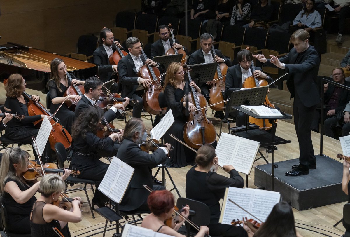 CSO1826's tweet photo. Konser, depremde hayatını kaybeden vatandaşlarımız için saygı duruşu ve besteci E. Grieg’in Peer Gynt Süiti’nin “Ase’nin Ölümü” başlıklı bölümünün seslendirilmesiyle başladı. Katılan tüm izleyicelerimize teşekkür ederiz.
#cso1826
#baswiegers
#saradragan
#gecmisolsunturkiye https://t.co/9dmtJ2x8vj