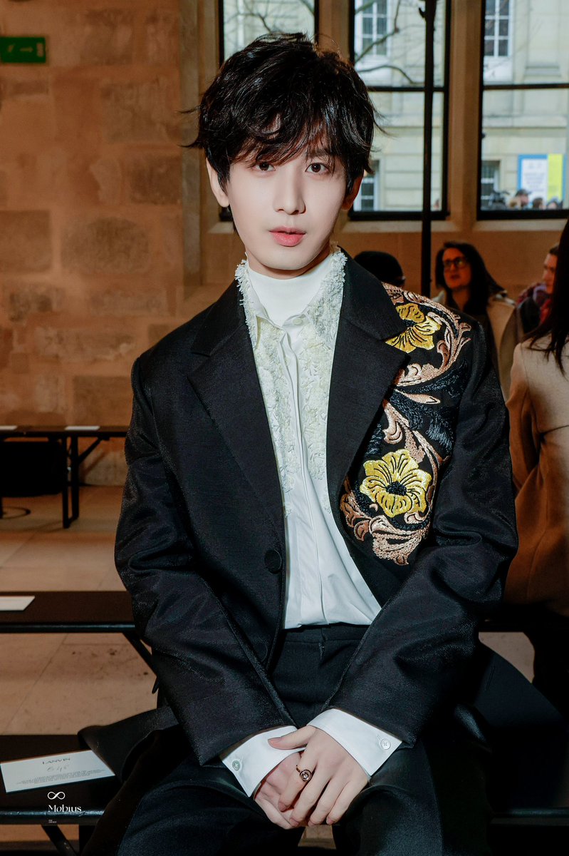 LotusLi277's tweet photo. Elegant as a prince! @Lanvin
CHENGYI FOR LANVIN
#ChengYixLanvinFW23 https://t.co/7HO7maeREV