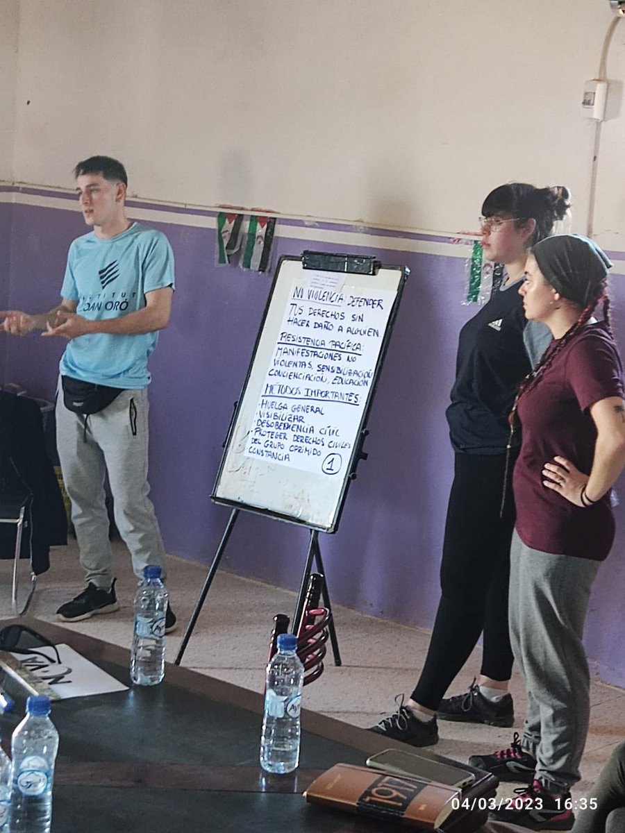 Saharaponent's tweet photo. PRIMER DIA ALS CAMPAMENTS
Només amb 2 hores de son sortien cap a Rabuni ( centre neuràlgic dels #campsderefugiatssahrauís ), on van visitar #afapredesa ( Asociación de familiares de presos y desaparecidos saharauis), allà van conèixer de primera mà la vulneració de #dretshumans https://t.co/Z5BLnkD9RK