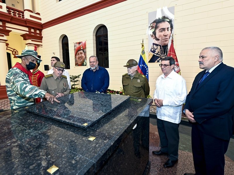 En el Cuartel de la Montaña, junto al líder de la Revolución🇨🇺, el General de Ejército Raúl Castro Ruz, el Cdte Ramiro <a href="/ValdesMenendez/">Ramiro Valdés Menéndez</a> y el primer ministro <a href="/MMarreroCruz/">Manuel Marrero Cruz</a>, rendimos sentido homenaje al Comandante Hugo Chávez en nombre del pueblo y gobierno cubanos.

#YoSoyChávez