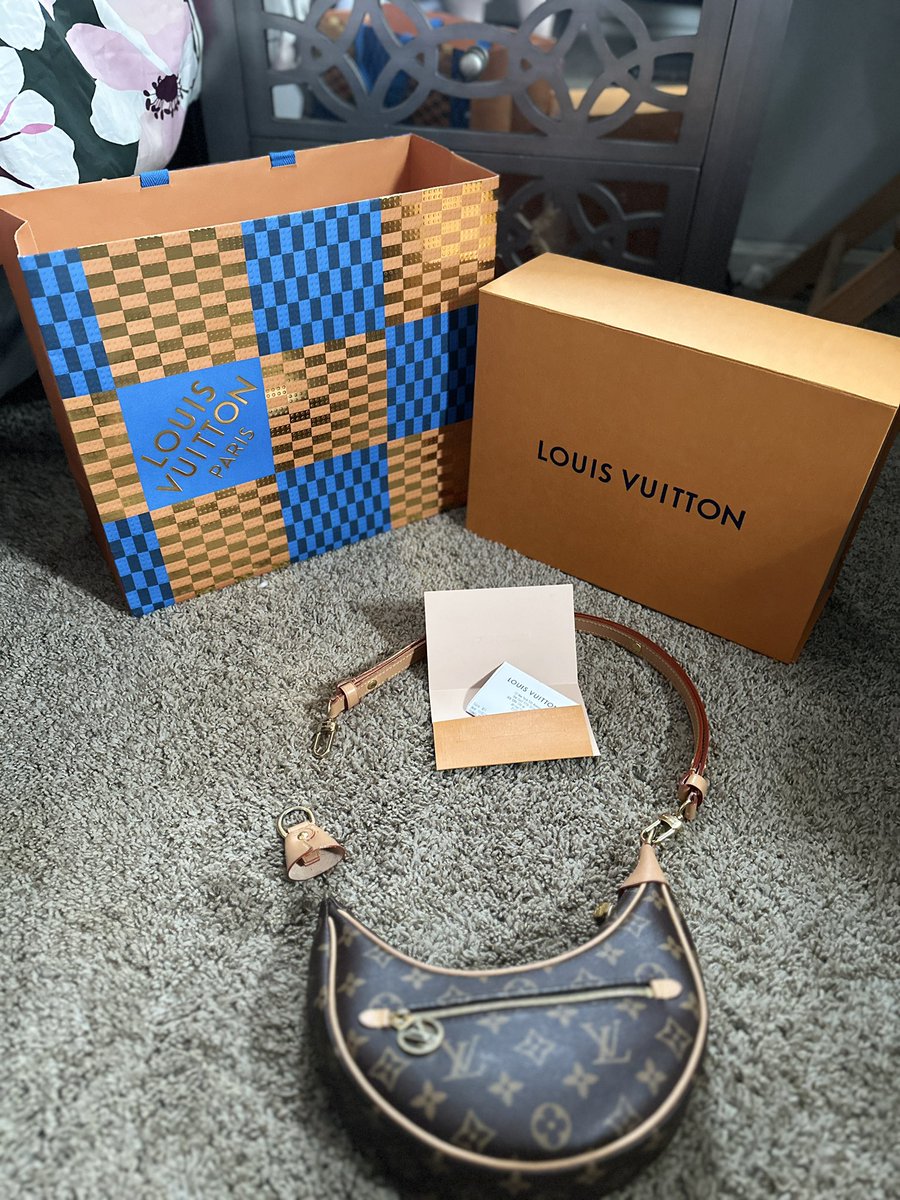 GoldilocksProd's tweet photo. @LouisVuitton how did my 3 1/2 month old bag fall off yesterday while walking into a movie theatre?  I invested in LV craftsmanship but got streets of NYC. https://t.co/rEdcxgSbyA