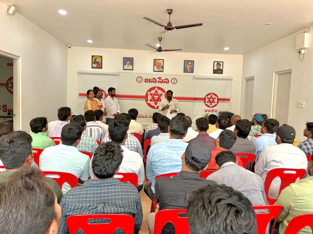 UttarAndhraJSP's tweet image. భీమిలి నియోజకవర్గం లో  మూడో విడత క్రియాశీల సభ్యత్వం నమోదు వాలంటీర్స్ తో నేడు భీమిలి కార్యాలయంలో అభినందన సభ నిర్వహించిన భీమిలి నియోజకవర్గ ఇంచార్జి @DrSandeepJSP గారు. అనంతరం కష్టపడిన వాలంటీర్స్ తో కలసి భీమిలి @JanaSenaParty కార్యాలయం నందు చేయడం జరిగింది.
#JSPMembershipPhase3