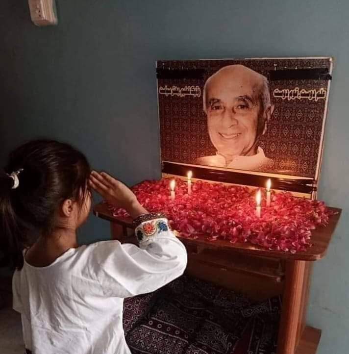 _Tarique_Baloch's tweet photo. جڏهن آئون محبوب کي ننهن کان چوٽيءَ تائين چٽائي ڏِسي اُن ۾ مڪمل گم ٿي ويس ته اوچتو ڪنهن سنڌ جو نانءُ اچاريو مان ڪنڌ کڻي پوئتي نهاريو ته ڪروڙين محبوب مون کي سنڌ جي قدمن ۾ ڪريل نظر آيا...!
 سائين جي ايم سيد https://t.co/GWiVJFduzm