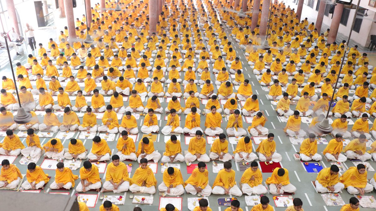 rajkotgurukul's tweet photo. ધોરણ 10 & 12 સાયન્સ/કોમાર્સના બોર્ડના 812 વિદ્યાર્થીઓએ પ્રાર્થના સ્વરૂપે ઠાકોરજીની મહાપૂજા કરી.
.
.
#swaminarayan #rajkotgurukul #rajkot #10thstandard #10thstd #10thstudents #12thscience #12thcommerce #sscboard #student #pujaspecial #mahapooja #pooja #mahapuja #boardexam #exams https://t.co/hyoCwj0bPU