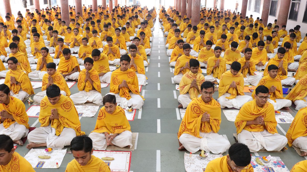 rajkotgurukul's tweet photo. ધોરણ 10 & 12 સાયન્સ/કોમાર્સના બોર્ડના 812 વિદ્યાર્થીઓએ પ્રાર્થના સ્વરૂપે ઠાકોરજીની મહાપૂજા કરી.
.
.
#swaminarayan #rajkotgurukul #rajkot #10thstandard #10thstd #10thstudents #12thscience #12thcommerce #sscboard #student #pujaspecial #mahapooja #pooja #mahapuja #boardexam #exams https://t.co/hyoCwj0bPU