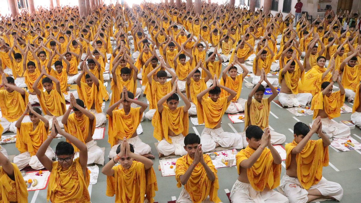 rajkotgurukul's tweet photo. ધોરણ 10 & 12 સાયન્સ/કોમાર્સના બોર્ડના 812 વિદ્યાર્થીઓએ પ્રાર્થના સ્વરૂપે ઠાકોરજીની મહાપૂજા કરી.
.
.
#swaminarayan #rajkotgurukul #rajkot #10thstandard #10thstd #10thstudents #12thscience #12thcommerce #sscboard #student #pujaspecial #mahapooja #pooja #mahapuja #boardexam #exams https://t.co/hyoCwj0bPU