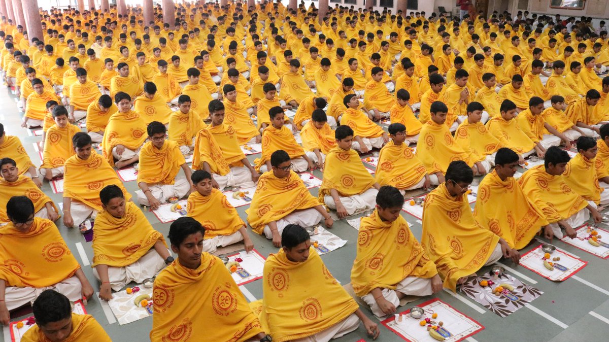 rajkotgurukul's tweet photo. ધોરણ 10 & 12 સાયન્સ/કોમાર્સના બોર્ડના 812 વિદ્યાર્થીઓએ પ્રાર્થના સ્વરૂપે ઠાકોરજીની મહાપૂજા કરી.
.
.
#swaminarayan #rajkotgurukul #rajkot #10thstandard #10thstd #10thstudents #12thscience #12thcommerce #sscboard #student #pujaspecial #mahapooja #pooja #mahapuja #boardexam #exams https://t.co/hyoCwj0bPU