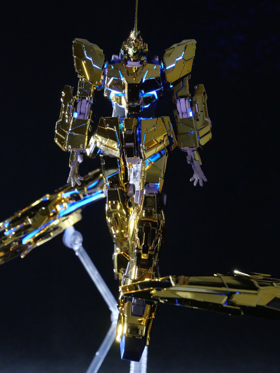 kimamode_043's tweet photo. ナラティブ放送記念の高級ガンプラ😀
不思議ガンダムことフェネクス🤔

とりま、メッキ品には指紋が危険って思いましたまる
撮影上手くなりたい😭

#ナラティブ
#ガンプラ
#ガンプラ好きとつながりたい https://t.co/lWnIbhM5pM