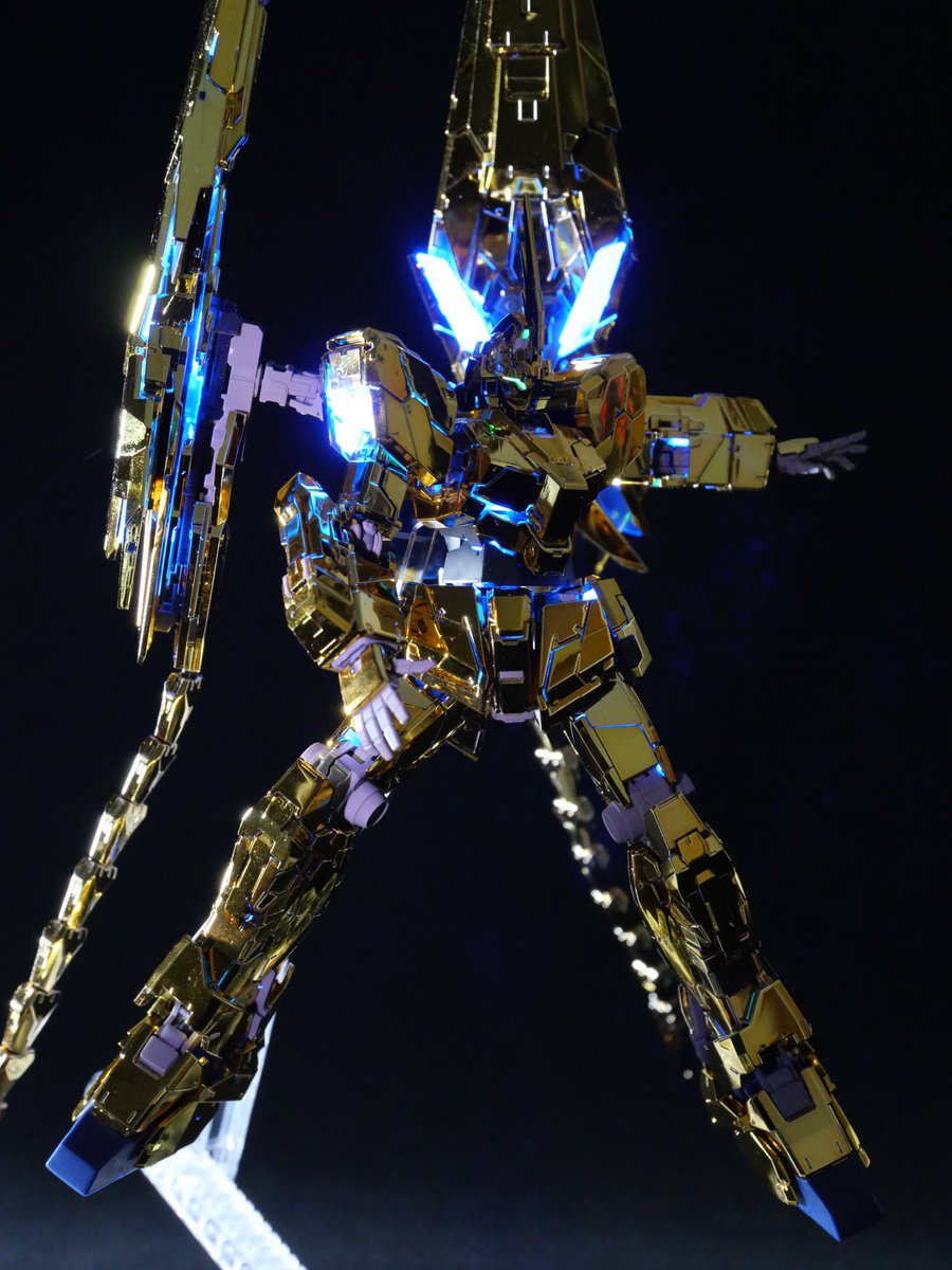 kimamode_043's tweet photo. ナラティブ放送記念の高級ガンプラ😀
不思議ガンダムことフェネクス🤔

とりま、メッキ品には指紋が危険って思いましたまる
撮影上手くなりたい😭

#ナラティブ
#ガンプラ
#ガンプラ好きとつながりたい https://t.co/lWnIbhM5pM