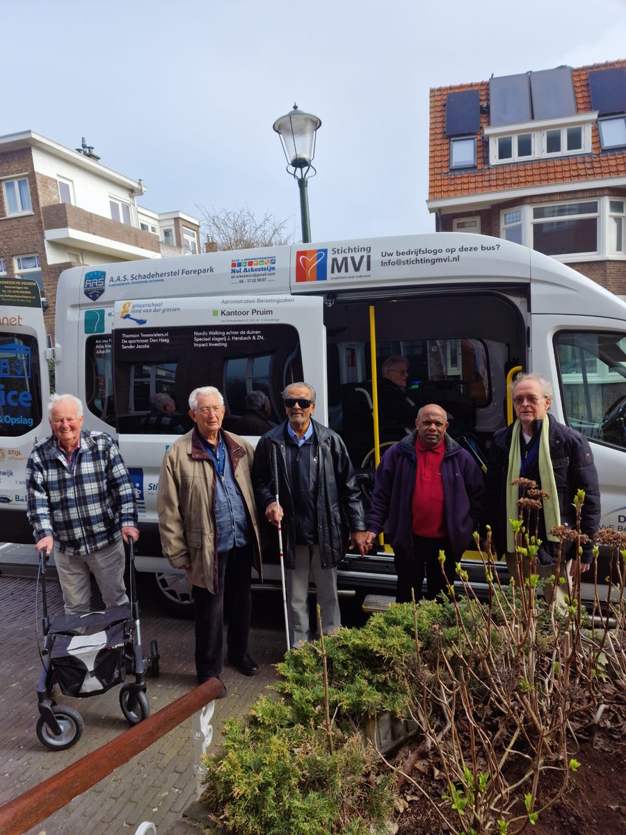 Onze chauffeur Pim nam bewoners van diverse  locaties mee voor een uitgebreide #bustrip. Blij en vol verhalen over de plekken die ze bezocht hadden, kwamen ze  terug. Een zeer geslaagde dag voor iedereen. #stichtingeykenburg #samenzijn #welzijn #eropuit