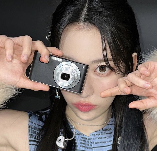 LSF_style's tweet photo. 230305 르세라핌 사쿠라 홍은채 인스타 카메라 정보 손민수

[Leica C-LUX 2 - 약 ₩600,000 추정]

#LE_SSERAFIM #르세라핌 #SAKURA #사쿠라 https://t.co/rh8BBArwp3