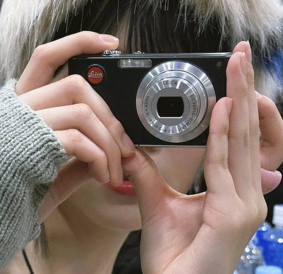 LSF_style's tweet photo. 230305 르세라핌 사쿠라 홍은채 인스타 카메라 정보 손민수

[Leica C-LUX 2 - 약 ₩600,000 추정]

#LE_SSERAFIM #르세라핌 #SAKURA #사쿠라 https://t.co/rh8BBArwp3