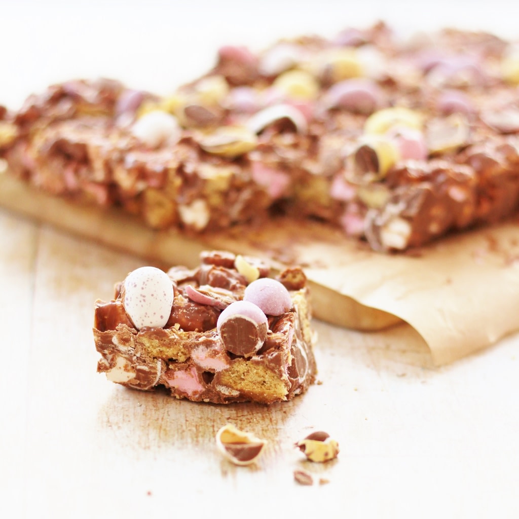 easypeasyfoodie's tweet photo. Need a super simple, 4 ingredient, no bake Easter treat that’s perfect for making with kids and takes less than 10 minutes to make? Then you have to try my easy peasy Mini Egg Rocky Road! https://t.co/YqzdiRtUEV
#minieggs #rockyroad #minieggrockyroad #easter #easter2018 https://t.co/KqbuWP0FK2