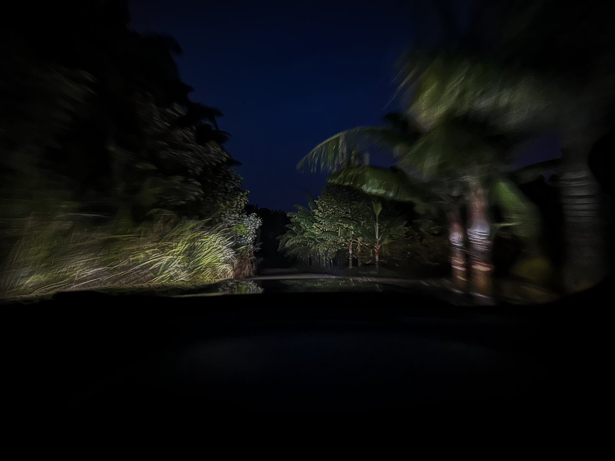 HezeriSamsuri's tweet image. Jalan rally, terima kasih Waze. Kau memang biul. Jalan kandang babi kau suruh aku lalu. Dah la sempit, gelap. Tak ada manusia. Lepas 8 km aku redah, tetiba jalan mcm dah putus - mcm ada gaung. 

Rupanya …