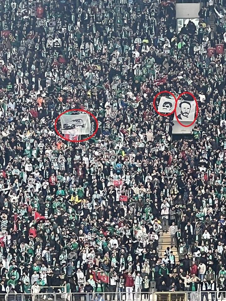 SoressevenDEM's tweet photo. Bursaspor Amedspor maçında tribünlerde beyaz toroslar ve jitemci posterleri..

Kardeşlik bu coğrafyada uzak bir hayal.. https://t.co/2PRZsU87ar