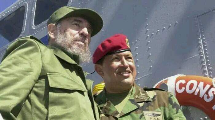#Cuba 🇨🇺 Hoy y siempre #ChavezVive en el corazón del pueblo. Con #Fidel te decimos Hasta Siempre, Comandante!!