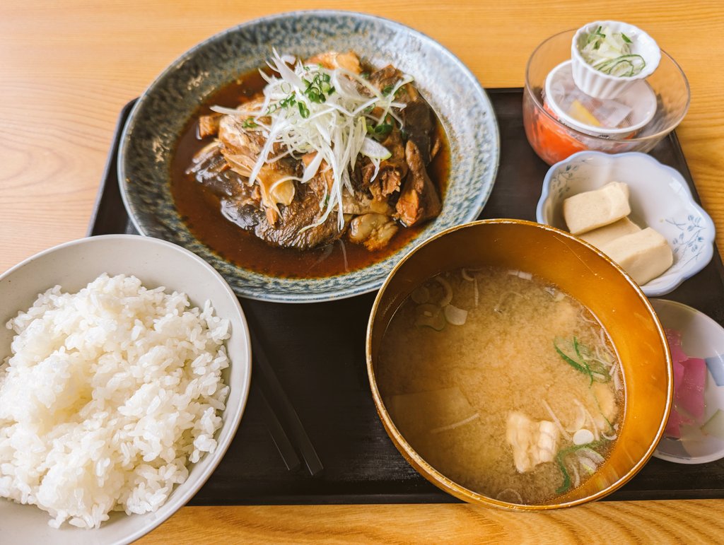 matsuo0201's tweet photo. 仙台中央卸売市場レストラン街にある寿司吉さんで朝食を。いつもは刺身定食ですが、今回は煮魚定食（タイかぶと）を頂きました。
市場は土曜はやってますが、日曜はお休みですのでご注意下さい。

#仙台中央卸売市場　#市場めし　#朝食　#和食 https://t.co/KM1bNIvuLQ